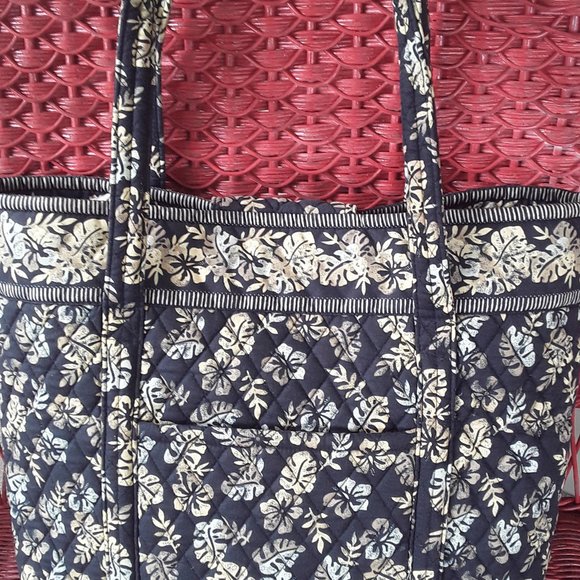 Elizabeth Austen Handbags - Elizabeth Austen Black and Glod floral carry bag with many pockets❤️